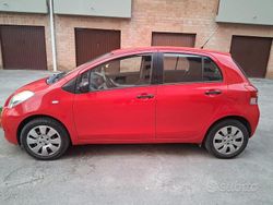 Rosso Usata 2011 Toyota Yaris Due volumi | 4000 € (Buon prezzo)