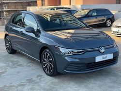Dolphin grey met Usata 2023 VW Golf Life Tre volumi | 21.900 € (Buon prezzo)