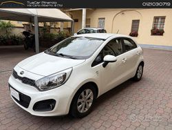 Bianco Usata 2015 Kia Rio Active Tre volumi | 7000 € (Buon prezzo)