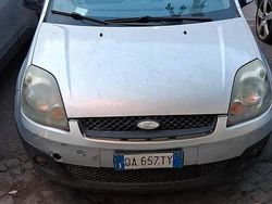 Grigio Usata 2006 Ford Fiesta Due volumi | 500 € (Ottimo prezzo)
