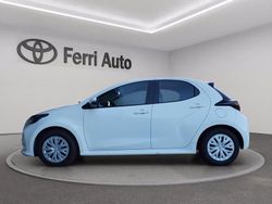Super white Usata 2023 Toyota Yaris Hybrid Active Tre volumi | 16.900 € (Ottimo prezzo)