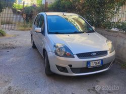 Grigio Usata 2007 Ford Fiesta Titanium Due volumi | 2500 € (Buon prezzo)
