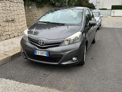 Grigio Usata 2014 Toyota Yaris Tre volumi | 7000 € (Buon prezzo)