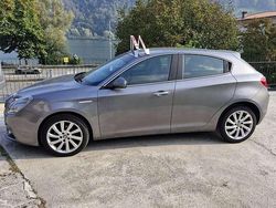 Grigio met Usata 2016 Alfa Romeo Giulietta Exclusive Due volumi | 9100 € (Buon prezzo)