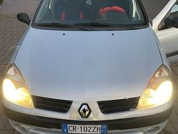 Usata 2004 Renault Clio II Tre volumi | 2500 € (Buon prezzo)