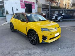 Giallo Nuova 2025 Renault R5 Iconic Due volumi | 31.500 € (Molto cara)