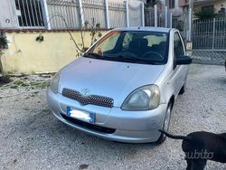 Grigio Usata 2002 Toyota Yaris Sol Tre volumi | 1500 € (Ottimo prezzo)