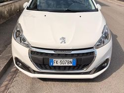 Bianco Usata 2017 Peugeot 208 Active Due volumi | 6000 € (Buon prezzo)