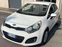 Bianco Usata 2013 Kia Rio 2 Tre volumi | 5700 € (Buon prezzo)