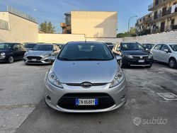 Grigio Usata 2012 Ford Fiesta Titanium Tre volumi | 5450 € (Buon prezzo)