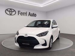 Super white Nuova 2025 Toyota Yaris Hybrid Active Tre volumi | 19.900 € (Buon prezzo)