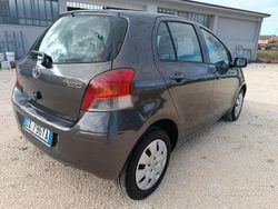Grigio Usata 2009 Toyota Yaris Tre volumi | 4600 € (Buon prezzo)