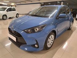Azzurro cielo pastello extra Usata 2021 Toyota Yaris Hybrid Active Tre volumi | 16.480 € (Buon prezzo)