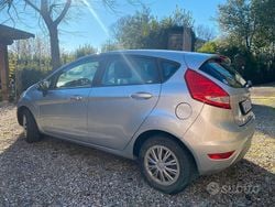 Grigio Usata 2009 Ford Fiesta Tre volumi | 2850 € (Buon prezzo)