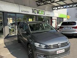 Grigio Usata 2017 VW Touran Executive Monovolume | 17.800 € (Cara)