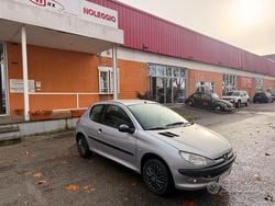 Grigio Usata 2001 Peugeot 206 Tre volumi | 1900 € (Buon prezzo)