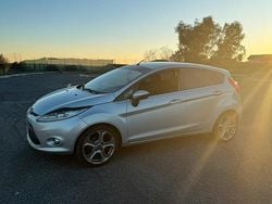 Grigio Usata 2010 Ford Fiesta Tre volumi | 3000 € (Buon prezzo)