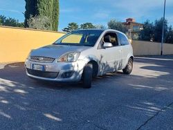 Usata 2002 Ford Fiesta Ambiente Tre volumi | 1200 € (Buon prezzo)
