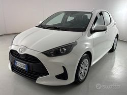 Bianco Usata 2025 Toyota Yaris Hybrid Active Tre volumi | 18.900 € (Ottimo prezzo)
