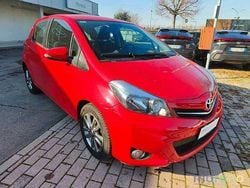 Rosso Usata 2014 Toyota Yaris Tre volumi | 8390 € (Buon prezzo)