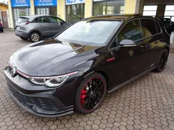 Deepblack metallic Usata 2022 VW Golf Edition Tre volumi | 43.900 € (Molto cara)