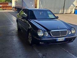 Usata 2001 Mercedes E220 Elegance Tre volumi | 3500 €