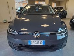 Grigio Usata 2021 VW Golf VIII Life Tre volumi | 19.500 € (Buon prezzo)