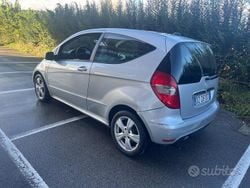 Grigio Usata 2009 Mercedes A180 Tre volumi | 2900 € (Buon prezzo)