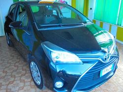 Nero Usata 2015 Toyota Yaris Active Tre volumi | 8700 € (Buon prezzo)