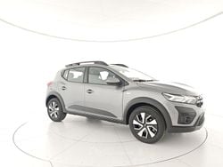 Gray Nuova 2025 Dacia Sandero Expression Tre volumi | 17.800 € (Buon prezzo)