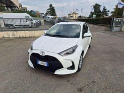 Bianco Nuova 2025 Toyota Yaris Hybrid Active Tre volumi | 20.800 € (Buon prezzo)