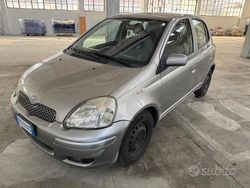 Grigio Usata 2004 Toyota Yaris Sol Tre volumi | 1800 € (Buon prezzo)