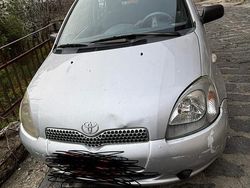 Grigio Usata 2002 Toyota Yaris Tre volumi | 1200 €