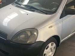 Grigio Usata 2001 Toyota Yaris Tre volumi | 2500 € (Buon prezzo)