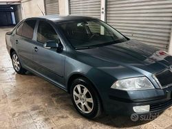 Grigio Usata 2006 Skoda Octavia Ambiente Tre volumi | 1200 € (Ottimo prezzo)