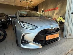 Grigio Usata 2022 Toyota Yaris Hybrid Tre volumi | 16.990 € (Buon prezzo)