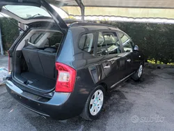 Usata 2009 Kia Carens Monovolume | 4500 € (Molto cara)