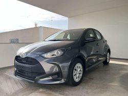 Grigio Nuova 2025 Toyota Yaris Hybrid Active Tre volumi | 18.900 € (Ottimo prezzo)