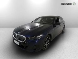 Tanzanite blue metallizzato Usata 2024 BMW 520 M Sport Tre volumi | 62.500 € (Buon prezzo)
