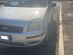 Argento Usata 2004 Ford Fusion Collection Tre volumi | 2900 € (Cara)