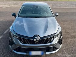 Grigio Usata 2024 Renault Clio V Techno | 17.000 € (Buon prezzo)