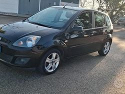 Nero Usata 2008 Ford Fiesta Ghia Tre volumi | 2800 € (Buon prezzo)