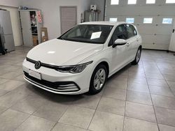 Bianco Usata 2021 VW Golf VIII Life Tre volumi | 21.800 € (Buon prezzo)