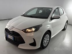 Super white gloss Usata 2025 Toyota Yaris Hybrid Active Tre volumi | 18.900 € (Ottimo prezzo)