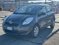 Grigio Usata 2009 Toyota Yaris Luxury Tre volumi | 3900 € (Buon prezzo)