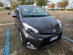 Grigio Usata 2013 Toyota Yaris Hybrid Lounge Tre volumi | 7500 € (Buon prezzo)
