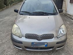 Grigio Usata 2003 Toyota Yaris Due volumi | 850 € (Buon prezzo)