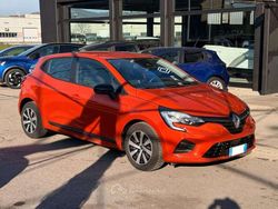 Orange metallizzato Usata 2023 Renault Clio V Equilibre Tre volumi | 12.490 € (Super prezzo)