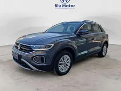 Indium grey metallizzato nero Usata 2024 VW T-Roc Life SUV | 28.900 € (Buon prezzo)