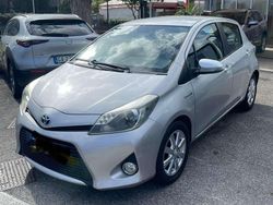 Argento Usata 2013 Toyota Yaris Hybrid Lounge Tre volumi | 7300 € (Buon prezzo)